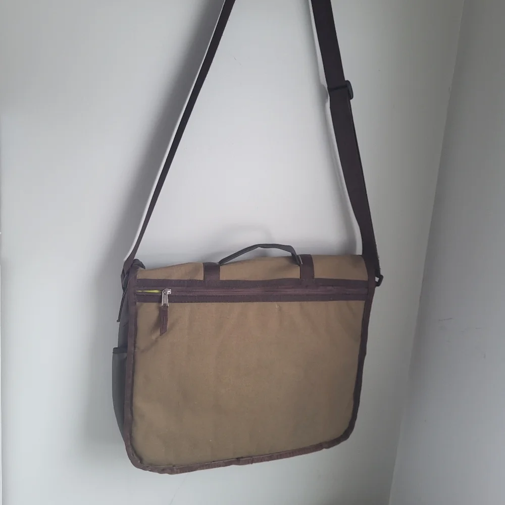 Brooklyn Industries Stylish Tan and Brown Messenger Bag